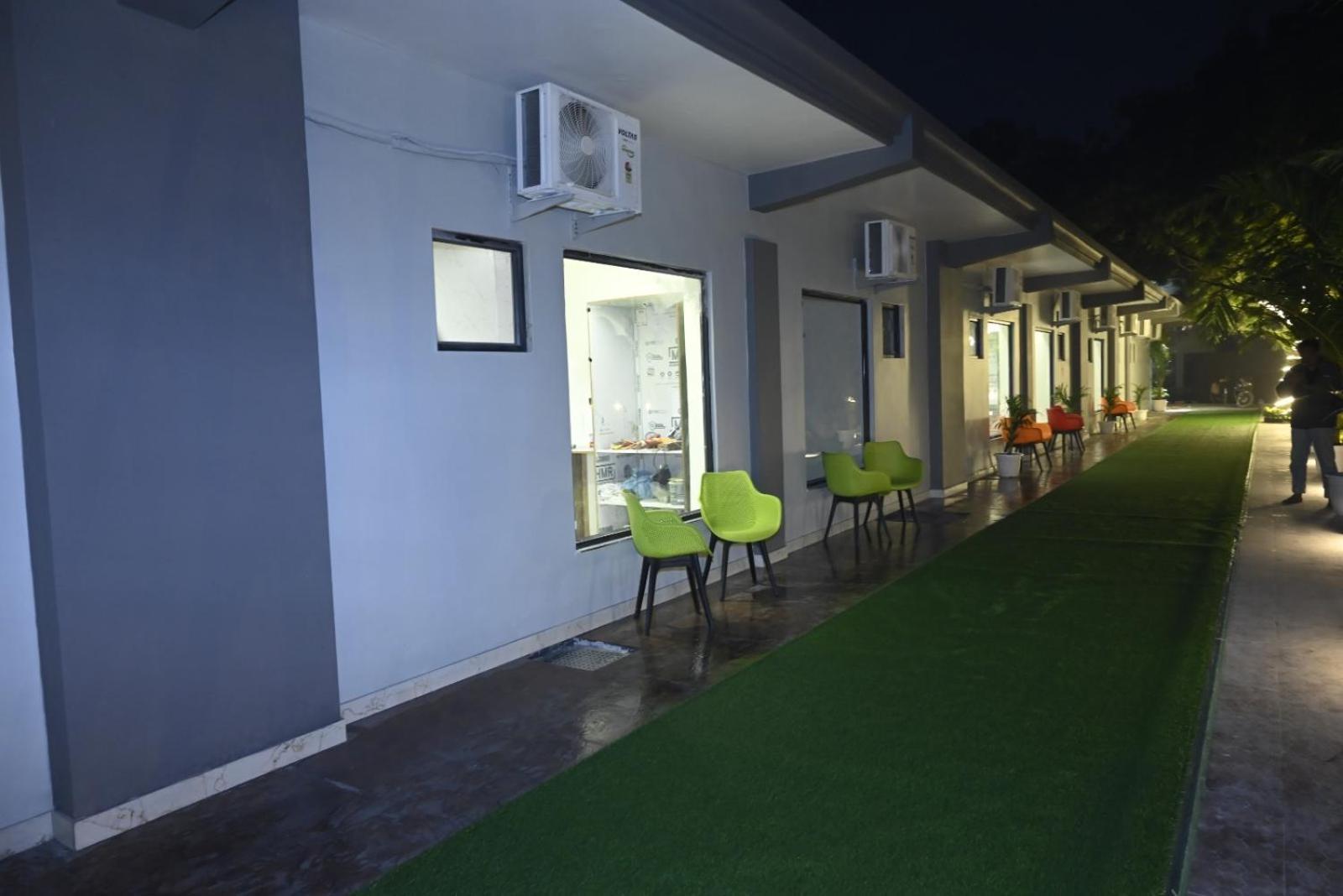 Trisaa Resort & Banquets Jhusi Εξωτερικό φωτογραφία