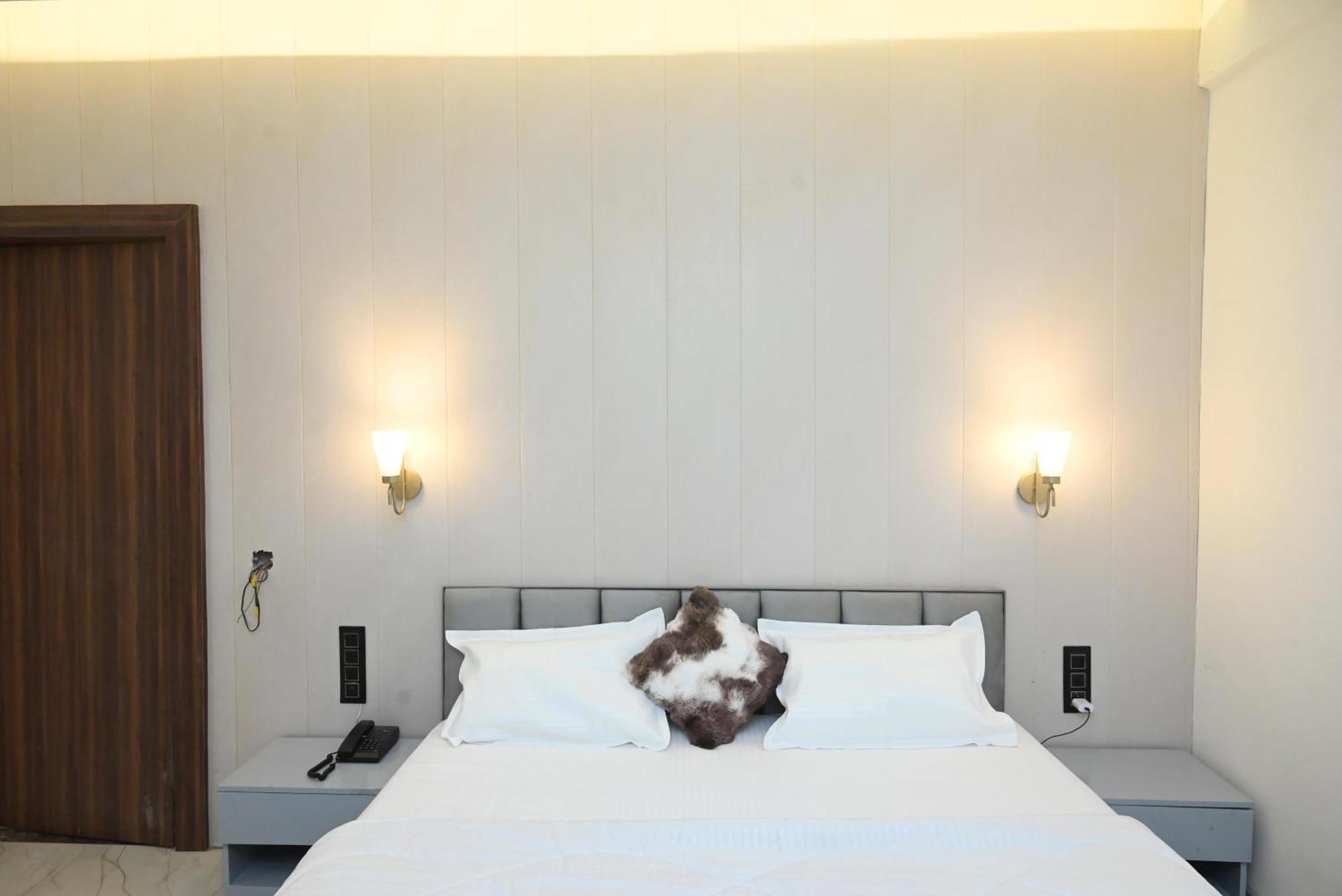 Trisaa Resort & Banquets Jhusi Εξωτερικό φωτογραφία