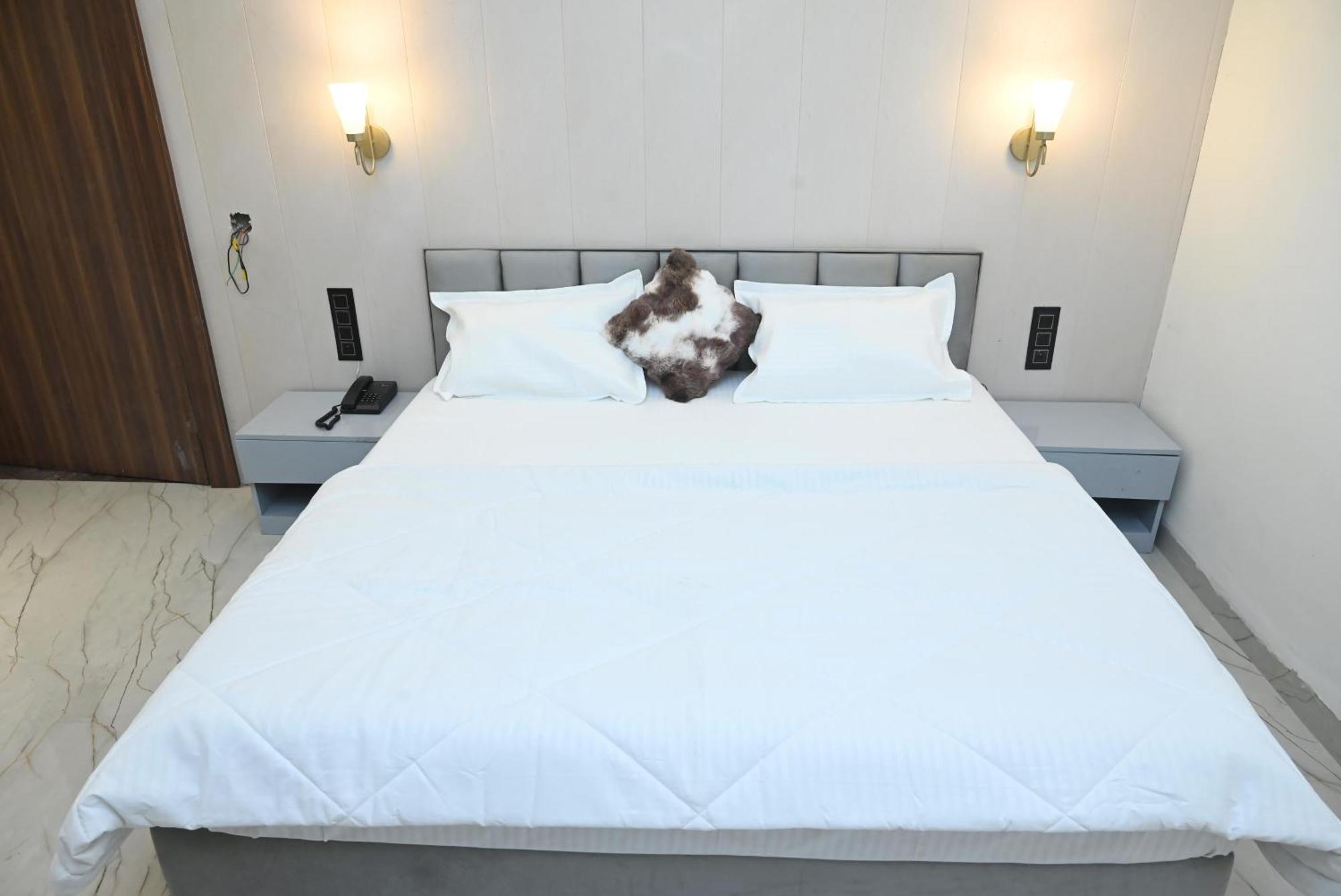 Trisaa Resort & Banquets Jhusi Εξωτερικό φωτογραφία